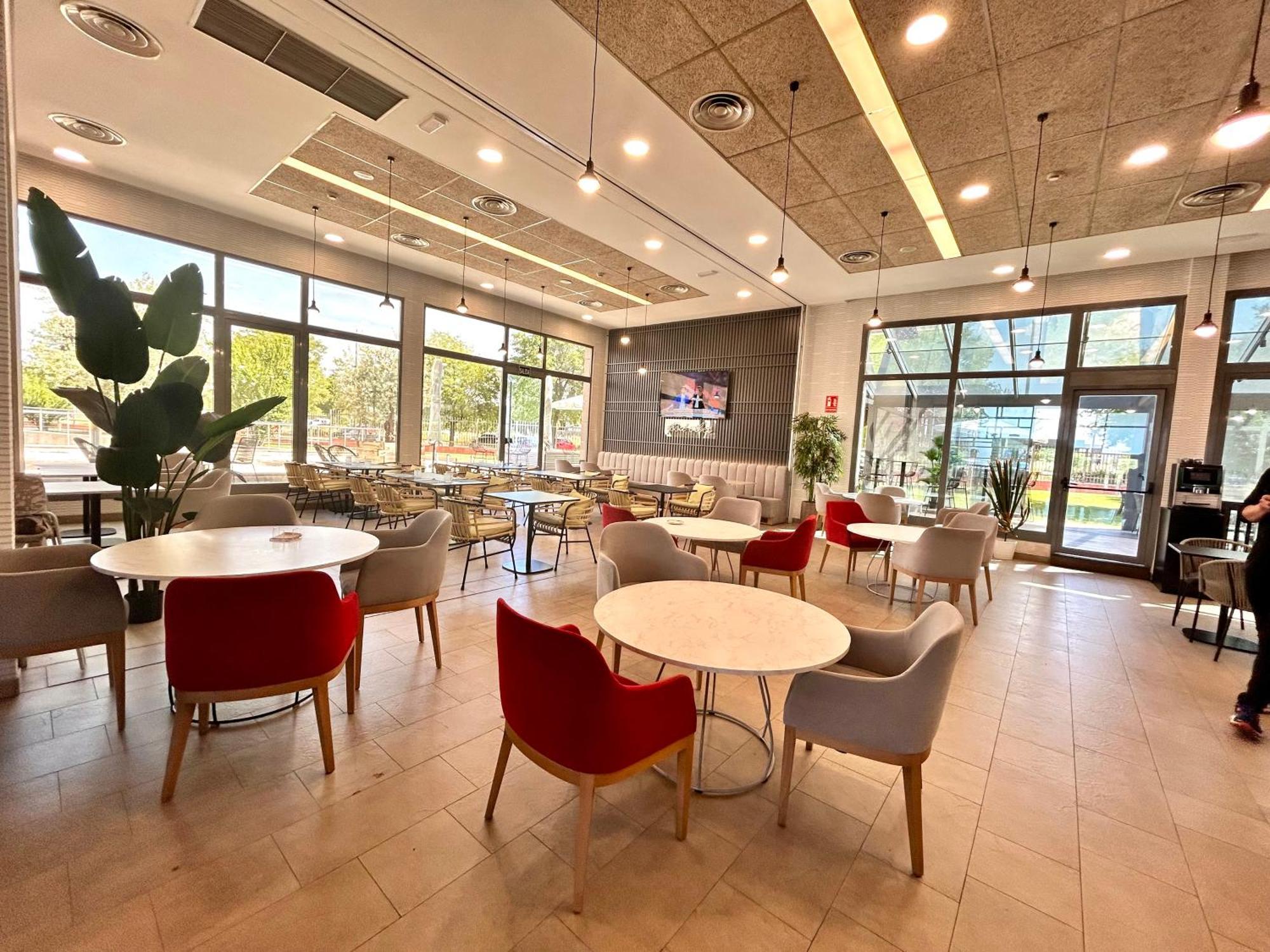 Hotel Ramada By Wyndham Madrid Getafe Exterior foto